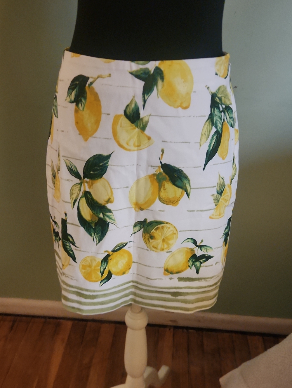 Talbots White Pencil Skirt with Yellow Lemon Print